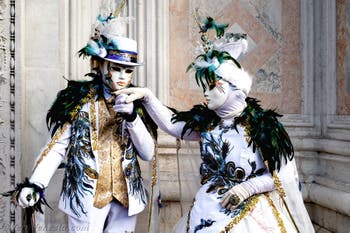 La sfilata dei costumi del Carnevale di Venezia 2026 davanti alla chiesa di San Zaccaria.