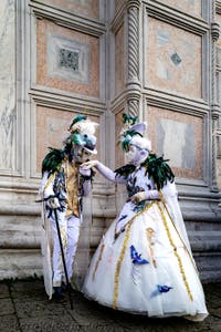 La sfilata dei costumi del Carnevale di Venezia 2026 davanti alla chiesa di San Zaccaria.