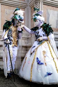 La sfilata dei costumi del Carnevale di Venezia 2026 davanti alla chiesa di San Zaccaria.