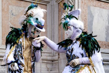 La sfilata dei costumi del Carnevale di Venezia 2026 davanti alla chiesa di San Zaccaria.