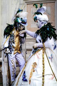 La sfilata dei costumi del Carnevale di Venezia 2026 davanti alla chiesa di San Zaccaria.
