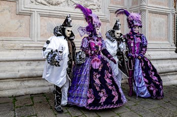 La sfilata dei costumi del Carnevale di Venezia 2026 davanti alla chiesa di San Zaccaria.