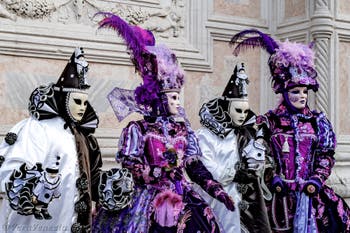 La sfilata dei costumi del Carnevale di Venezia 2026 davanti alla chiesa di San Zaccaria.