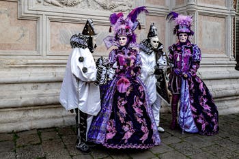 La sfilata dei costumi del Carnevale di Venezia 2026 davanti alla chiesa di San Zaccaria.