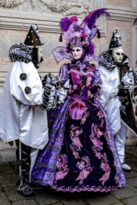 La sfilata dei costumi del Carnevale di Venezia 2026 davanti alla chiesa di San Zaccaria.