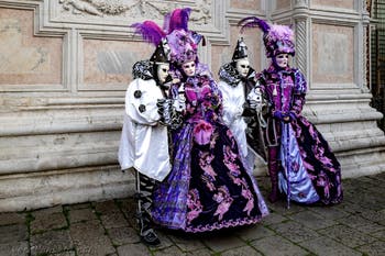 La sfilata dei costumi del Carnevale di Venezia 2026 davanti alla chiesa di San Zaccaria.