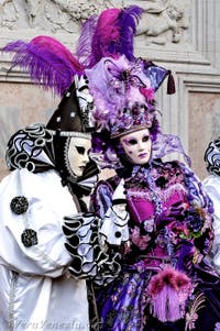 La sfilata dei costumi del Carnevale di Venezia 2026 davanti alla chiesa di San Zaccaria.