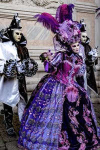 La sfilata dei costumi del Carnevale di Venezia 2026 davanti alla chiesa di San Zaccaria.