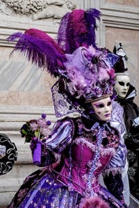 La sfilata dei costumi del Carnevale di Venezia 2026 davanti alla chiesa di San Zaccaria.