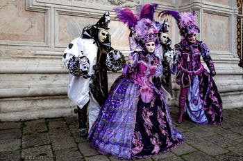 La sfilata dei costumi del Carnevale di Venezia 2026 davanti alla chiesa di San Zaccaria.