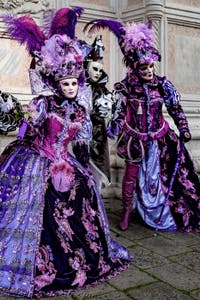 La sfilata dei costumi del Carnevale di Venezia 2026 davanti alla chiesa di San Zaccaria.