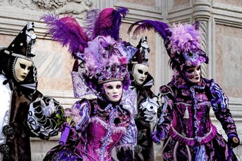 La sfilata dei costumi del Carnevale di Venezia 2026 davanti alla chiesa di San Zaccaria.