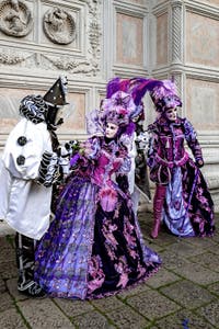 La sfilata dei costumi del Carnevale di Venezia 2026 davanti alla chiesa di San Zaccaria.