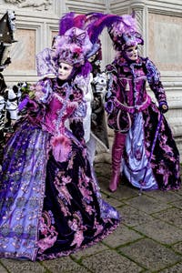La sfilata dei costumi del Carnevale di Venezia 2026 davanti alla chiesa di San Zaccaria.