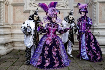La sfilata dei costumi del Carnevale di Venezia 2026 davanti alla chiesa di San Zaccaria.
