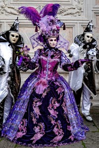 La sfilata dei costumi del Carnevale di Venezia 2026 davanti alla chiesa di San Zaccaria.