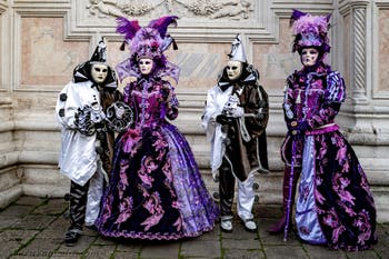 La sfilata dei costumi del Carnevale di Venezia 2026 davanti alla chiesa di San Zaccaria.