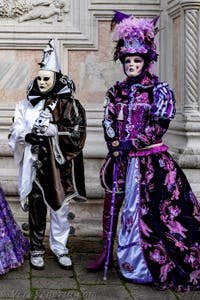 La sfilata dei costumi del Carnevale di Venezia 2026 davanti alla chiesa di San Zaccaria.