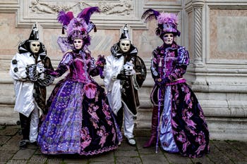 La sfilata dei costumi del Carnevale di Venezia 2026 davanti alla chiesa di San Zaccaria.