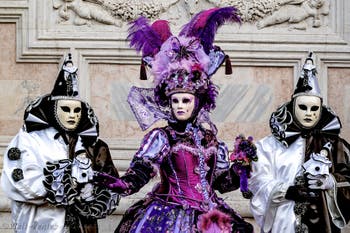 La sfilata dei costumi del Carnevale di Venezia 2026 davanti alla chiesa di San Zaccaria.