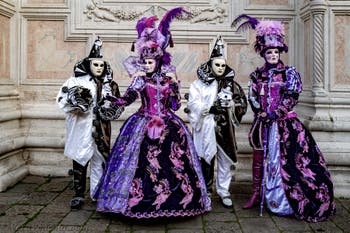 La sfilata dei costumi del Carnevale di Venezia 2026 davanti alla chiesa di San Zaccaria.