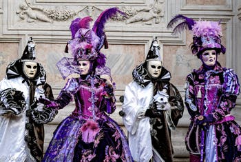 La sfilata dei costumi del Carnevale di Venezia 2026 davanti alla chiesa di San Zaccaria.