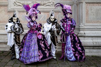 La sfilata dei costumi del Carnevale di Venezia 2026 davanti alla chiesa di San Zaccaria.