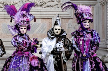 La sfilata dei costumi del Carnevale di Venezia 2026 davanti alla chiesa di San Zaccaria.