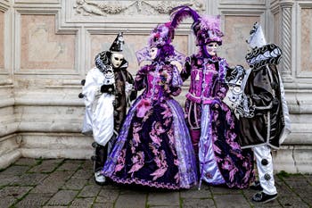 La sfilata dei costumi del Carnevale di Venezia 2026 davanti alla chiesa di San Zaccaria.