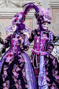 La sfilata dei costumi del Carnevale di Venezia 2026 davanti alla chiesa di San Zaccaria.