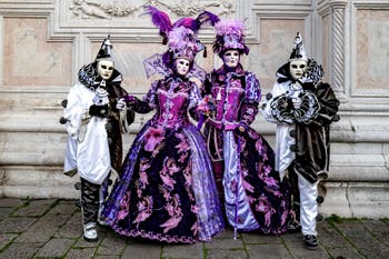 La sfilata dei costumi del Carnevale di Venezia 2026 davanti alla chiesa di San Zaccaria.