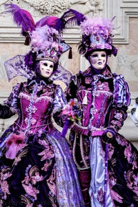 La sfilata dei costumi del Carnevale di Venezia 2026 davanti alla chiesa di San Zaccaria.