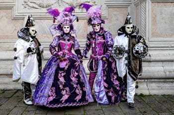 La sfilata dei costumi del Carnevale di Venezia 2026 davanti alla chiesa di San Zaccaria.