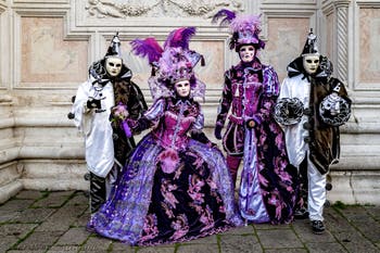 La sfilata dei costumi del Carnevale di Venezia 2026 davanti alla chiesa di San Zaccaria.