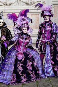 La sfilata dei costumi del Carnevale di Venezia 2026 davanti alla chiesa di San Zaccaria.