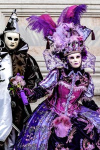 La sfilata dei costumi del Carnevale di Venezia 2026 davanti alla chiesa di San Zaccaria.