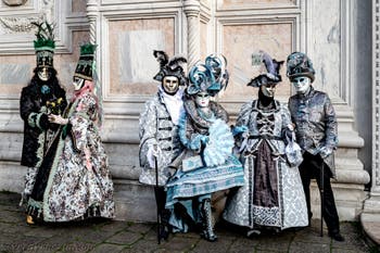 La sfilata dei costumi del Carnevale di Venezia 2026 davanti alla chiesa di San Zaccaria.