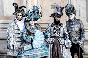 La sfilata dei costumi del Carnevale di Venezia 2026 davanti alla chiesa di San Zaccaria.