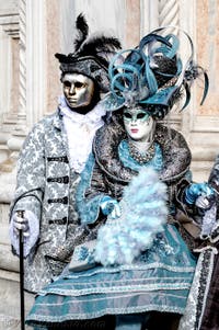 La sfilata dei costumi del Carnevale di Venezia 2026 davanti alla chiesa di San Zaccaria.