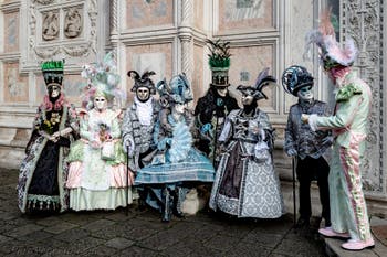 La sfilata dei costumi del Carnevale di Venezia 2026 davanti alla chiesa di San Zaccaria.