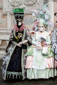 La sfilata dei costumi del Carnevale di Venezia 2026 davanti alla chiesa di San Zaccaria.