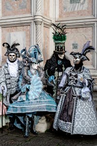 La sfilata dei costumi del Carnevale di Venezia 2026 davanti alla chiesa di San Zaccaria.