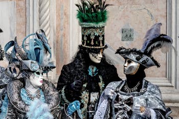 La sfilata dei costumi del Carnevale di Venezia 2026 davanti alla chiesa di San Zaccaria.