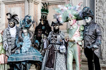 La sfilata dei costumi del Carnevale di Venezia 2026 davanti alla chiesa di San Zaccaria.