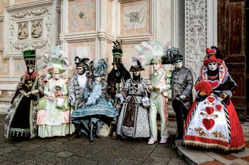 La sfilata dei costumi del Carnevale di Venezia 2026 davanti alla chiesa di San Zaccaria.