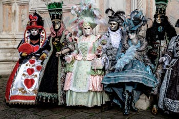 La sfilata dei costumi del Carnevale di Venezia 2026 davanti alla chiesa di San Zaccaria.