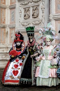 La sfilata dei costumi del Carnevale di Venezia 2026 davanti alla chiesa di San Zaccaria.