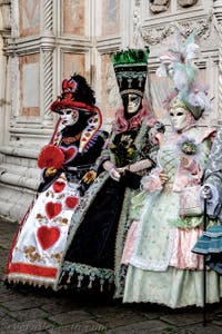 La sfilata dei costumi del Carnevale di Venezia 2026 davanti alla chiesa di San Zaccaria.