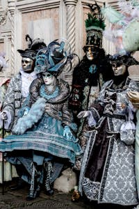 La sfilata dei costumi del Carnevale di Venezia 2026 davanti alla chiesa di San Zaccaria.