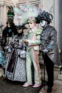 La sfilata dei costumi del Carnevale di Venezia 2026 davanti alla chiesa di San Zaccaria.